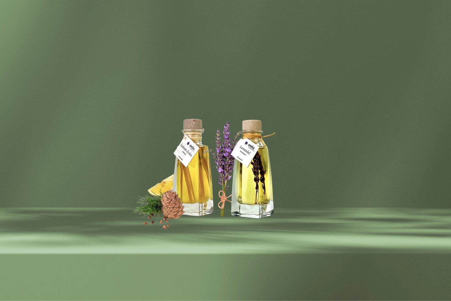 2 Glasflaschen mit Raumdüfte vor grünem Hintergrund