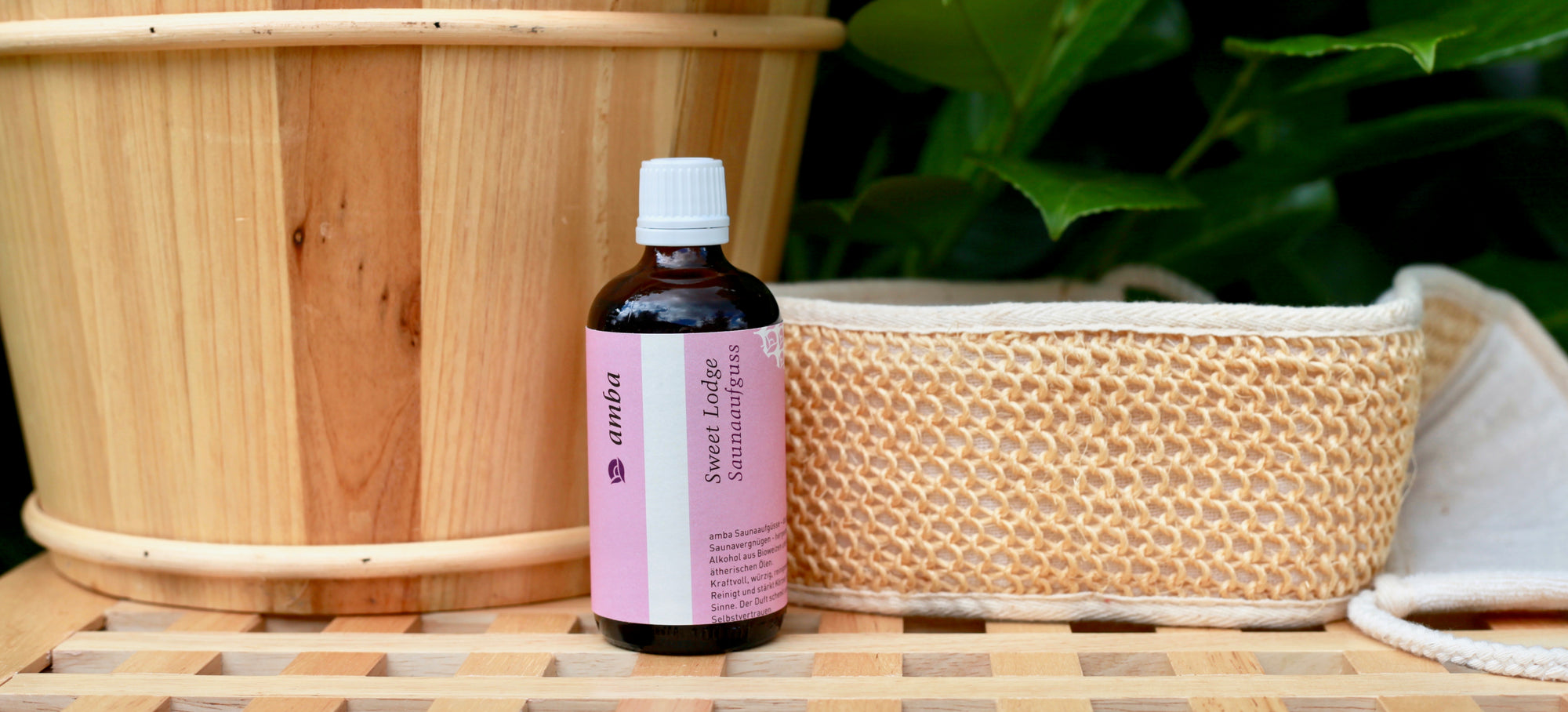 amba Saunaaufguss Flasche vor Saunazubehör