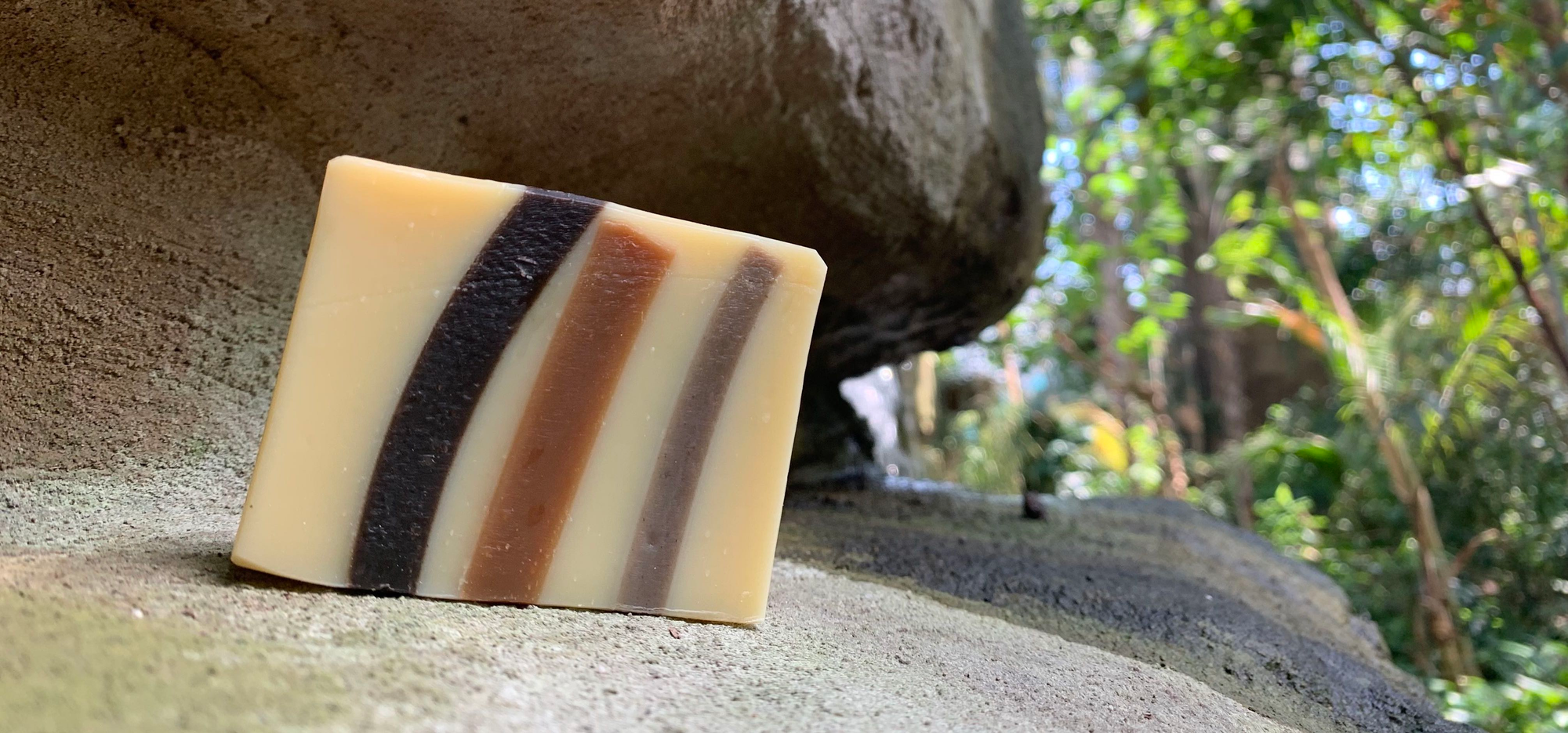 Handgemachte Naturseife mit pflanzlichen und ätherhischen Ölen