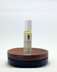Naturparfum Aspiration als Roll on auf Holzsockel vor weißem Hintergrund