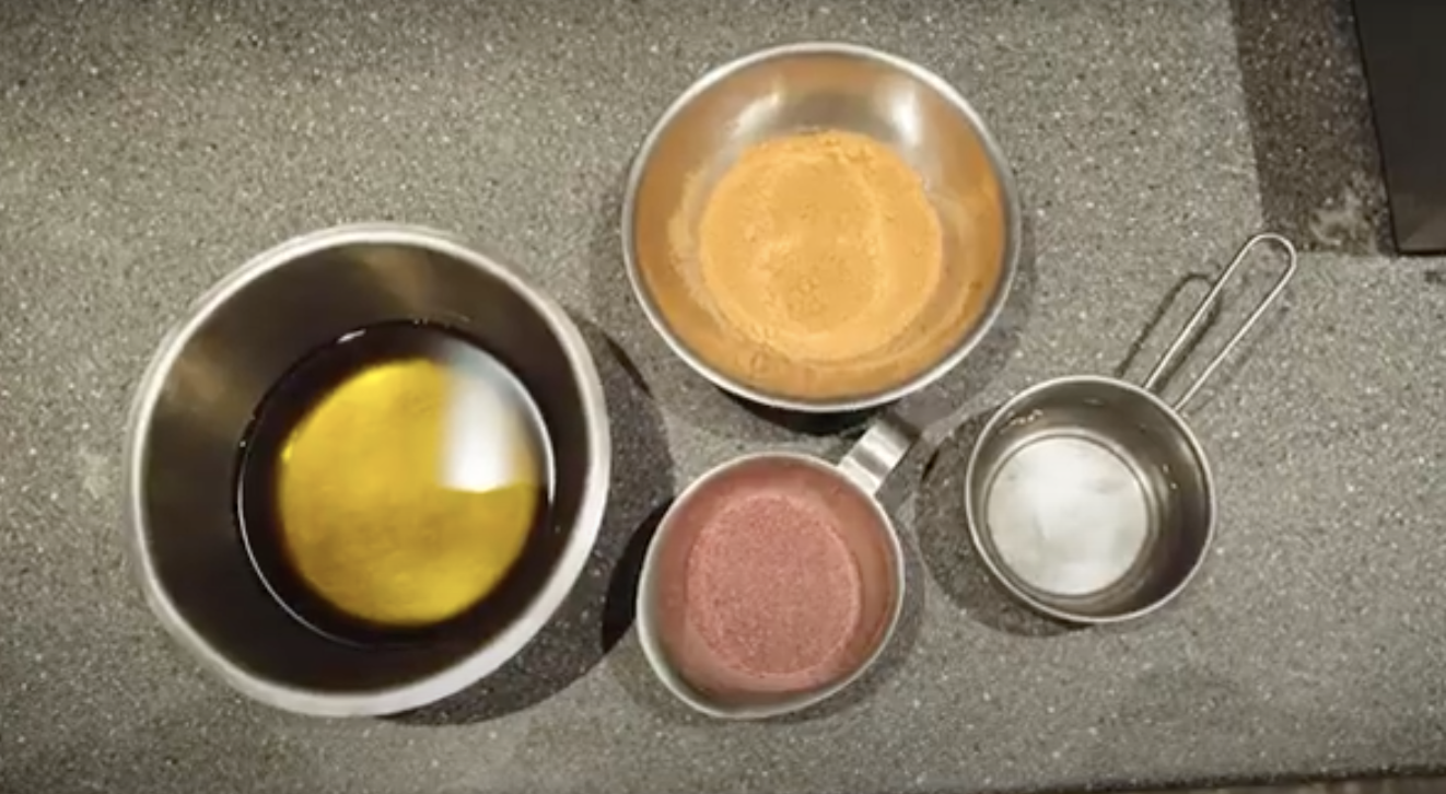 Schüsseln mit natürlichen Inhaltsstoffen für Seifenproduktion