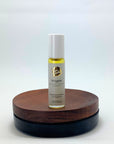 Progres amba Roll on Flasche auf braunem Holzsockel vor weißem Hintergrund