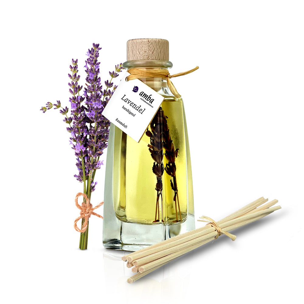 Lavendel Raumduft in derrGlasflasche mit Korken mit Stäbchen und Lavendelstrauss
