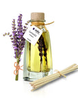 Lavendel Raumduft in derrGlasflasche mit Korken mit Stäbchen und Lavendelstrauss