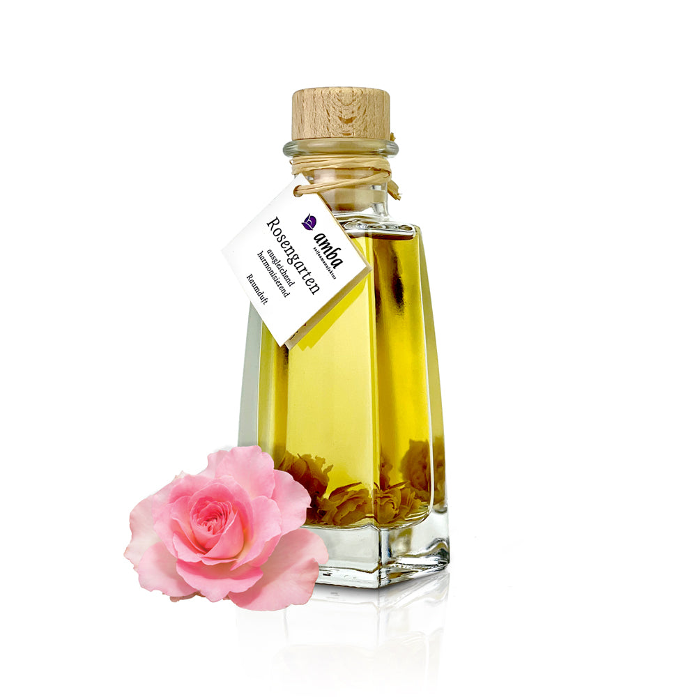 Rosengarten Raumduft in der Glasflasche 100ml  mit rosa Rose vor der Flasche