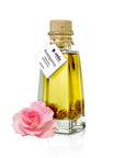 Rosengarten Raumduft in der Glasflasche 100ml  mit rosa Rose vor der Flasche