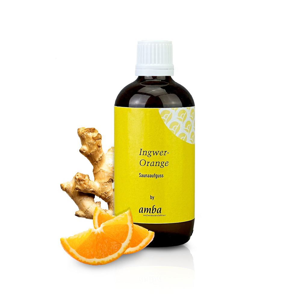 Ingwer-Orange Saunaaufguss Flasche mit Orange und Ingwerstücken vor weißem Hintergrund