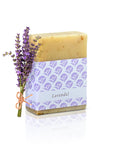 Lavendelseife mit Banderole und Lavendelstrauss