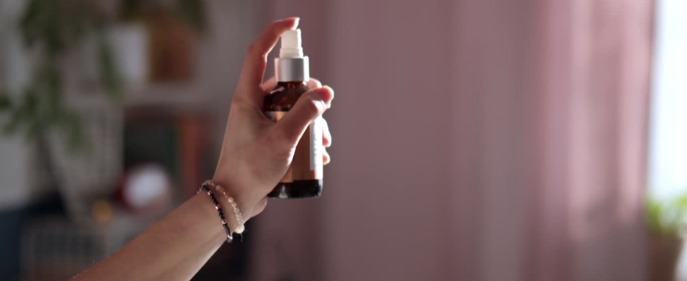 jemand hat ein amba Airspray in der Hand und sprüht in den Raum
