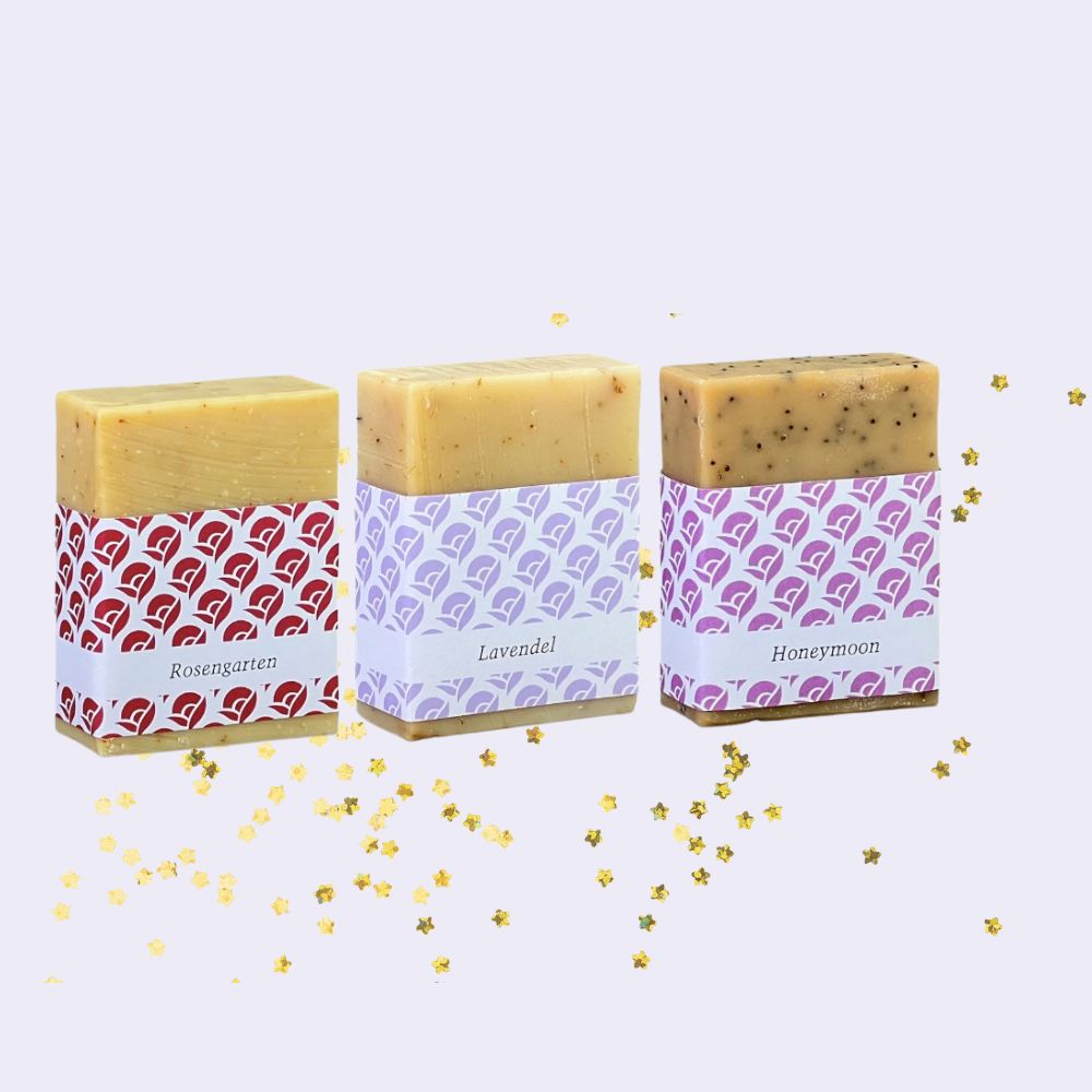 Drei Seifenstücke nebeneinander aus dem Seifenset Ein Trio zum Verlieben
