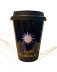 TO GO Becher mit schwarzem Deckel und Schriftzug Der Geist der Weihnacht