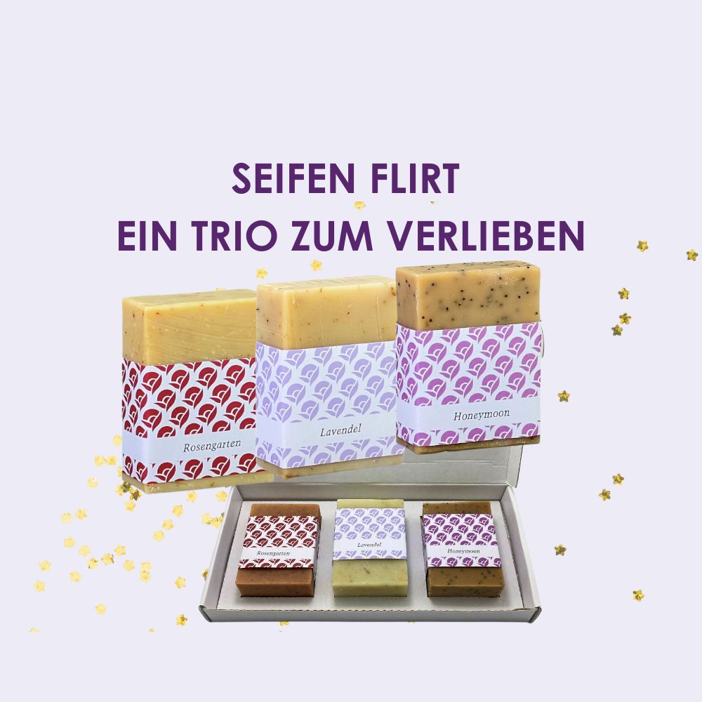 Drei Seifenstücke nebeneinander und in einer Schachtel aus dem Seifenset Seifenflirt ein Trio zum Verlieben