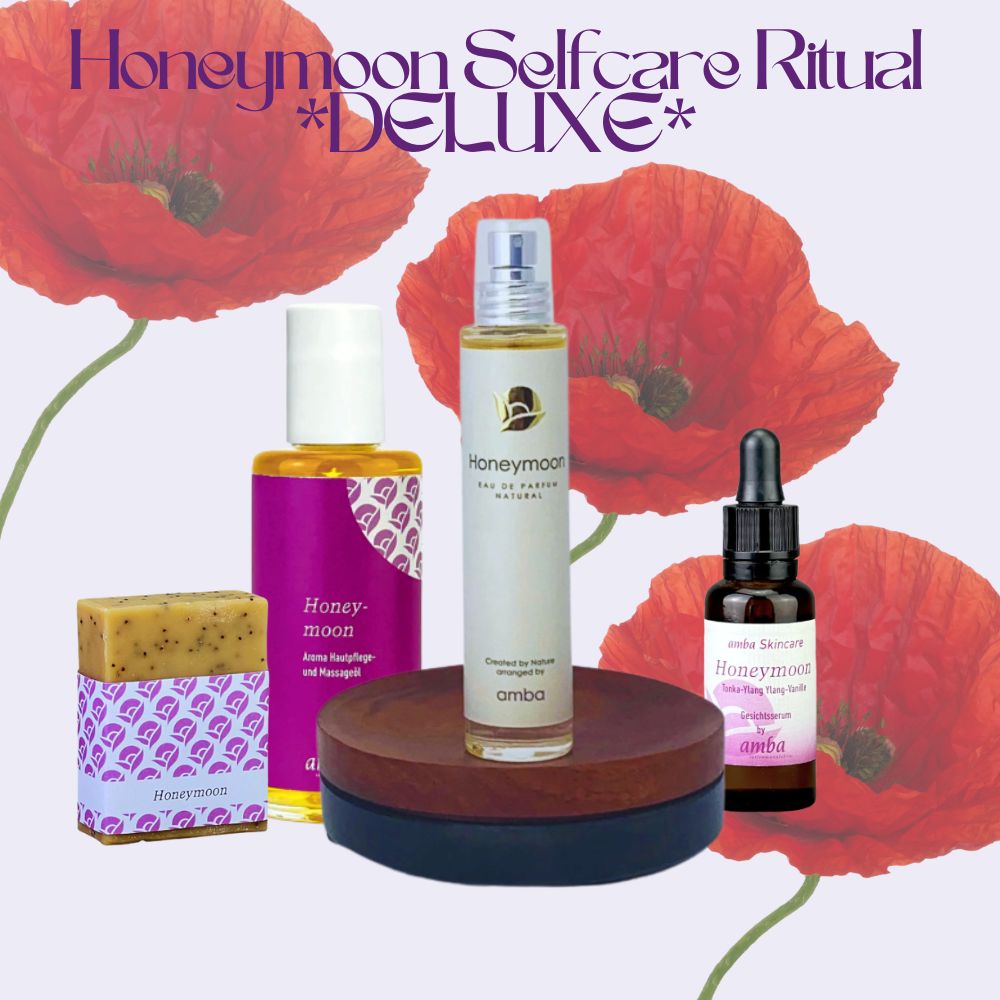 Produktfotos Honeymoon Seife, Körperöl, Naturparfüm, Gesichtsserum. Im Hintergrund Moonblumen