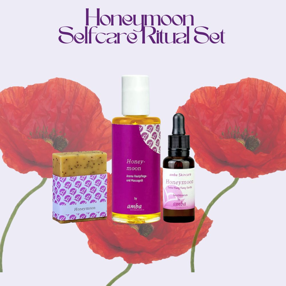 Produktbilder Honeymoon Seife, Körperöl, Gesichtsserum. Im Hintergrund Mondblumen