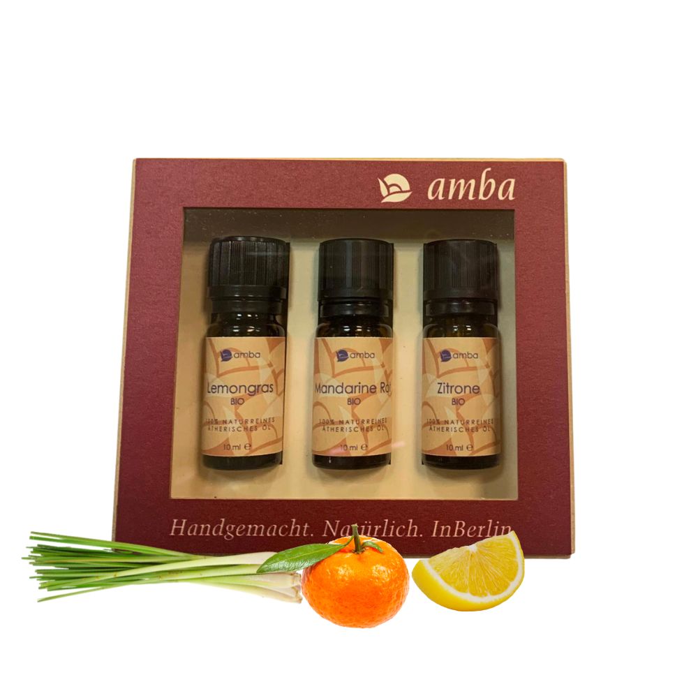amba Schachtel mit drei ätherischen Öl-Flaschen. Lemongras Mandarine Zitrone im Vordergrund