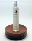 Naturparfum Youth Flasche auf Holzsockel