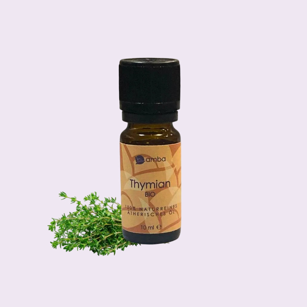 Ätherisches Öl Thymian Flasche von amba mit Thymian im Hintergrund 